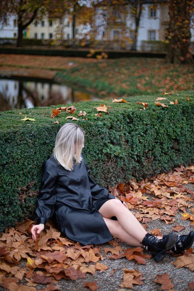 Mladá Evropská Bílá Žena Blond Vlasy Celkové Černé Sedí Zemi — Stock fotografie