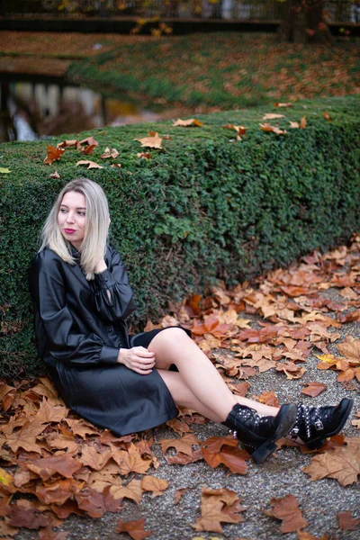 European White Young Woman Blonde Hair Total Black Sitting Ground — 图库照片