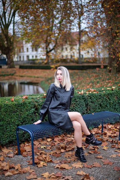 Bílá Mladá Evropanka Blond Vlasy Celkové Černé Sedí Lavičce Podzimním — Stock fotografie