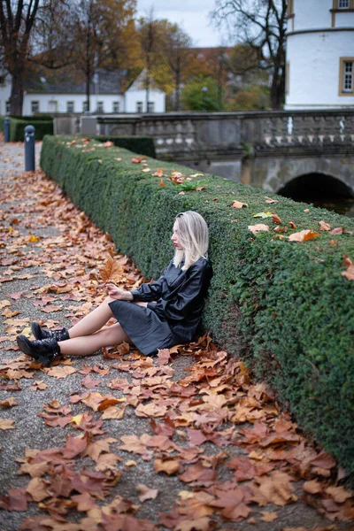 Bílá Mladá Evropanka Blond Vlasy Celkové Černé Sedí Zemi Podzimním — Stock fotografie