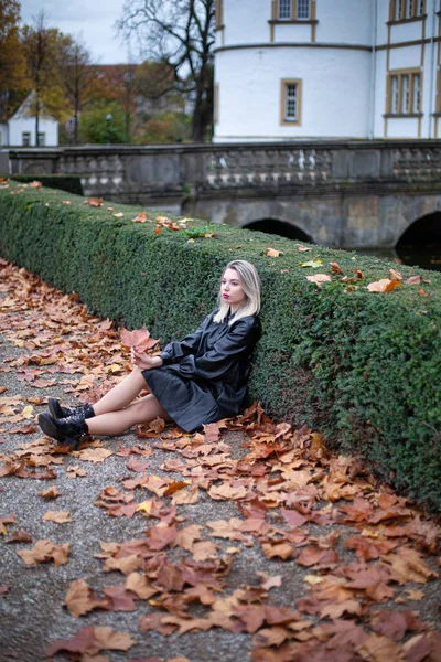 Evropská Bílá Mladá Žena Blond Vlasy Celkové Černé Sedí Zemi — Stock fotografie