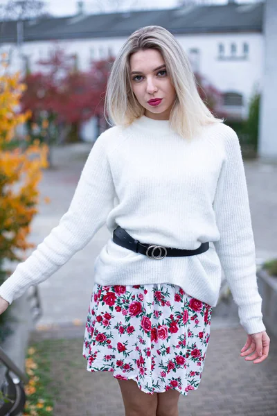 Evropská Bílá Mladá Žena Blond Vlasy Bílém Svetru Květinové Sukni — Stock fotografie