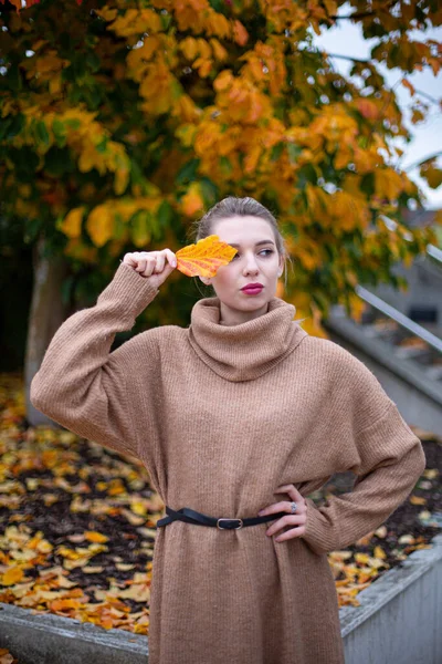 Portret Młodej Europejskiej Białej Kobiety Blond Włosami Jesienią Trzymającej Żółty — Zdjęcie stockowe