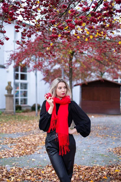 Joven Mujer Blanca Europea Con Cabello Rubio Bufanda Roja Sosteniendo — Foto de Stock