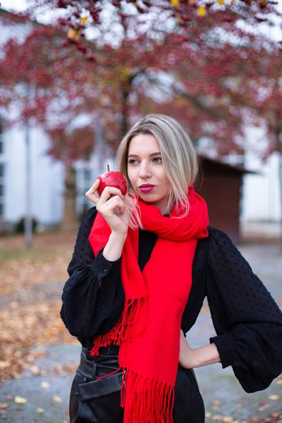 Bílá Mladá Evropanka Blond Vlasy Červené Šále Drží Červené Jablko — Stock fotografie