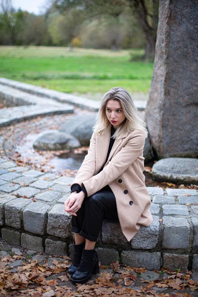 Mujer Joven Europea Asustada Con Pelo Rubio Parque Sentado Valla — Foto de Stock
