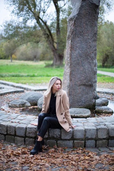 Λευκή Νεαρή Ευρωπαία Γυναίκα Ξανθά Μαλλιά Στο Πάρκο Κάθεται Πέτρινο — Φωτογραφία Αρχείου