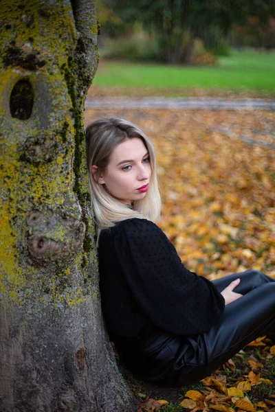 Θλιβερή Νεαρή Λευκή Γυναίκα Ξανθά Μαλλιά Κοντά Στο Δέντρο Φθινόπωρο — Φωτογραφία Αρχείου