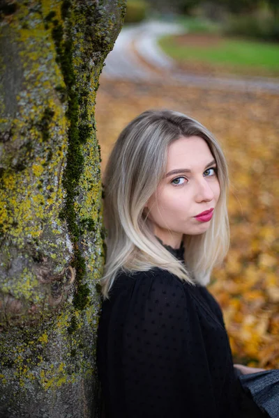 Retrato Mulher Europeia Jovem Branca Com Cabelo Loiro Perto Árvore — Fotografia de Stock