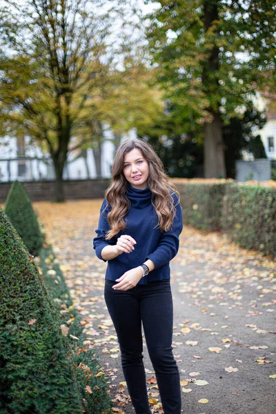 Jonge Europese Vrouw Donkerblauwe Trui Met Lang Krullend Haar Het — Stockfoto