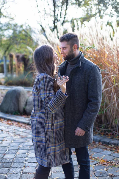 Romantik Beyaz Avrupalı Erkek Kadın Arkada Sazlıklar Ile Parkta — Stok fotoğraf