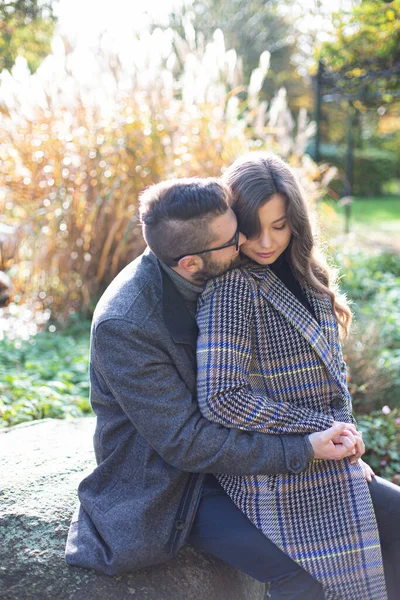 Arkasında Sazlıklar Olan Beyaz Erkek Kadını Kucaklayan Romantik Bir Adam — Stok fotoğraf