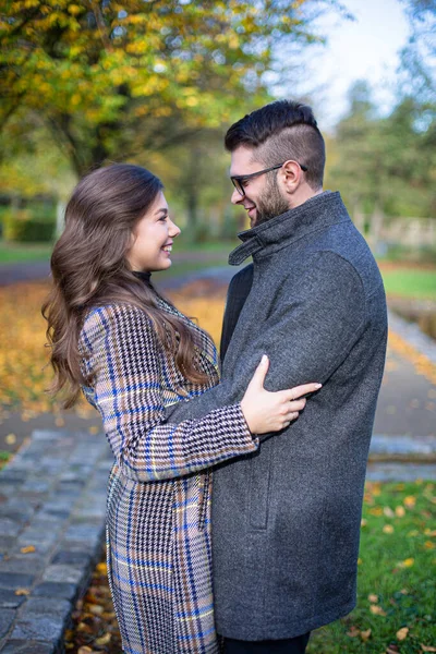 Sonbahar Parkında Mutlu Beyaz Avrupalı Erkek Kadını Kucaklamak — Stok fotoğraf