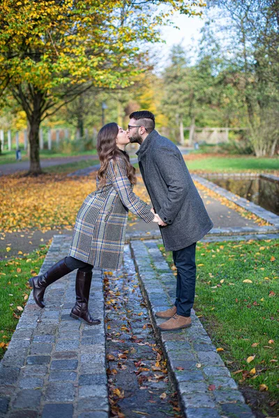 Kissing White Young European Man Woman Autumn Park — 图库照片