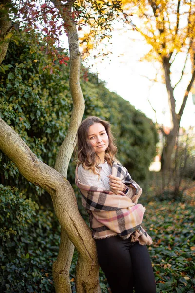 Young European White Woman Brown Hair Tree Trunk Bushes — Stockfoto