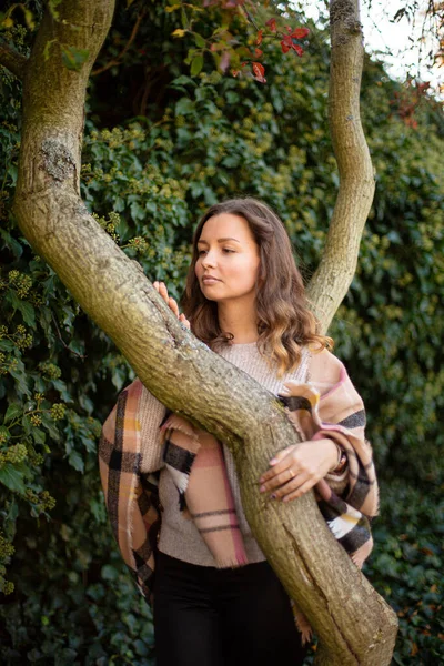 White Young European Woman Brown Hair Tree Trunk Bushes — 图库照片