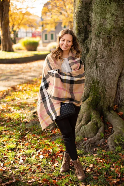 Smiling White Young European Woman Brown Hair Tree Autumn Park — Stockfoto