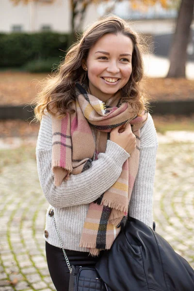 Портрет Улыбающейся Молодой Европейской Белой Женщины Каштановыми Волосами Гуляющей Осенью — стоковое фото