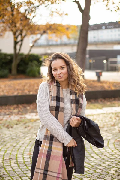 Usmívající Bílá Mladá Evropanka Hnědými Vlasy Kráčející Podzim Držící Bundu — Stock fotografie