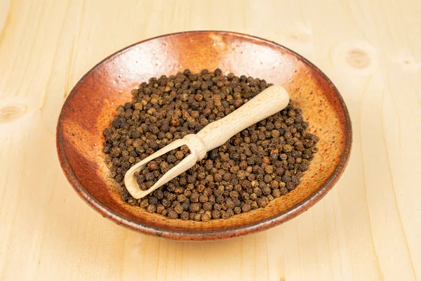 Lot Whole Spicy Black Pepper Wooden Scoop Ceramic Bowl Plain — 图库照片