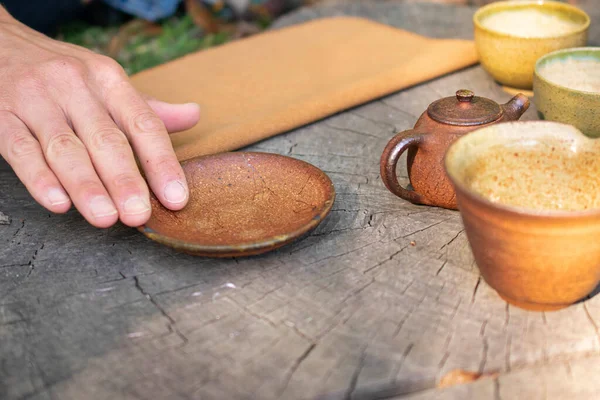 Ręcznie Robiony Ceramiczny Zestaw Herbaty Pniu Parku Miejskim — Zdjęcie stockowe