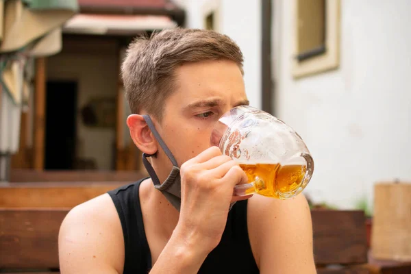 Mladý Pohledný Bílý Muž Hnědými Vlasy Černém Tričku Pije Pivo — Stock fotografie