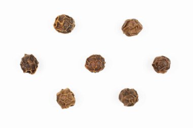 Yedi kişilik bir grup baharatlı karabiber beyaz arka planda izole edilmiş.