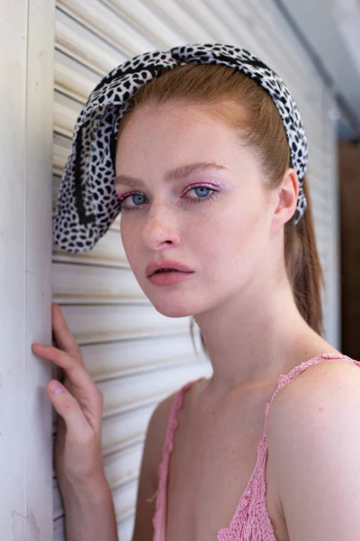 Retrato Una Joven Rubia Blanca Con Una Cola Caballo Rosa —  Fotos de Stock