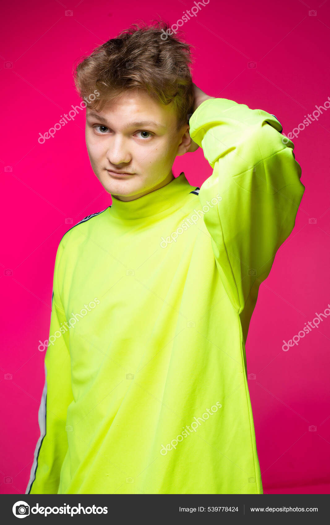 Ung Europeisk Gutt Med Hvit Hud Isolert Rosa Med Blondt – stockfoto ©  PIXbank #539778424, image size:1067x1700