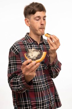 Genç yakışıklı, uzun boylu, zayıf, kahverengi saçlı, kahverengi gözlü, fanila gömlekli, beyaz arka planda soyutlanmış bir adam.