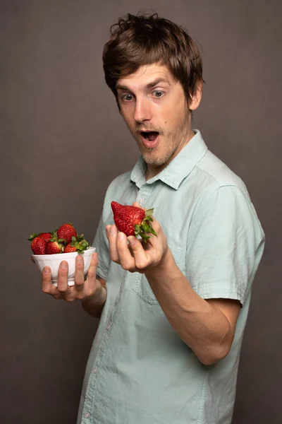 Young Handsome Tall Slim White Man Brown Hair Shocked Strawberry — Stockfoto