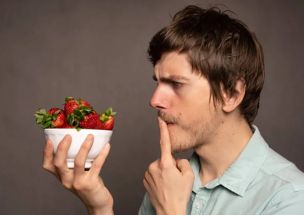 Young Handsome Tall Slim White Man Brown Hair Holding Strawberries — Stock Fotó