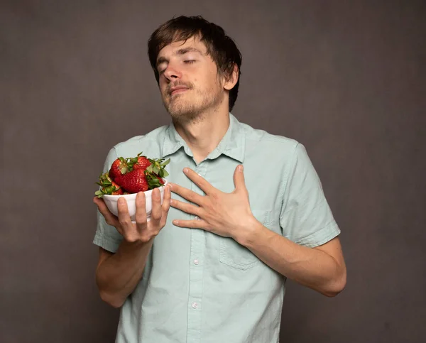 Young Handsome Tall Slim White Man Brown Hair Holding Strawberries — Fotografia de Stock