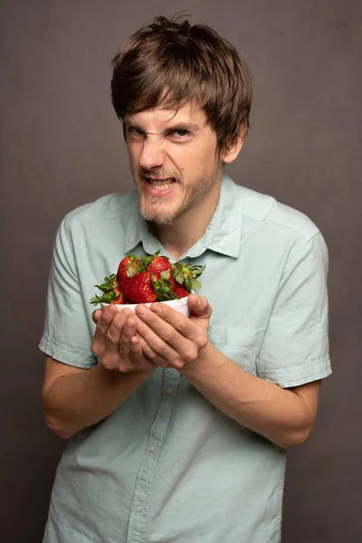 Young Handsome Tall Slim White Man Brown Hair Holding Strawberries — Foto Stock