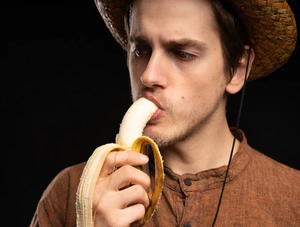Young Handsome Tall Slim White Man Brown Hair Biting Banana — ストック写真