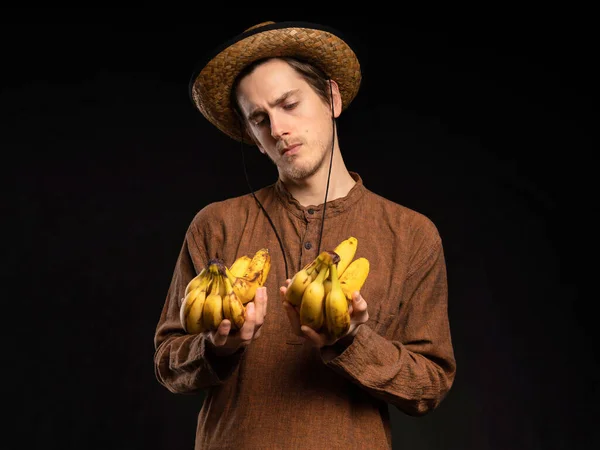 Young Handsome Tall Slim White Man Brown Hair Inspecting Bananas — ストック写真