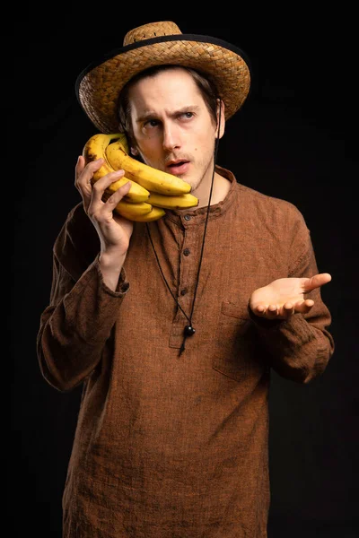 Young Handsome Tall Slim White Man Brown Hair Using Bananas — ストック写真