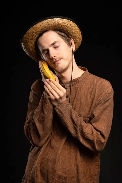 Young Handsome Tall Slim White Man Brown Hair Cuddling Banana — ストック写真