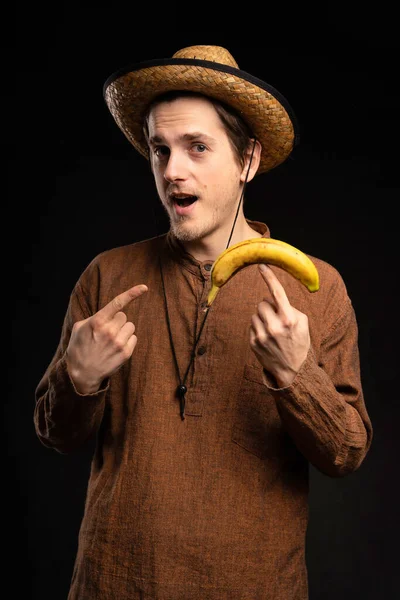 Young Handsome Tall Slim White Man Brown Hair Balancing Banana — ストック写真