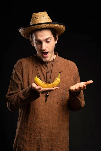 Young Handsome Tall Slim White Man Brown Hair Holding Banana — ストック写真