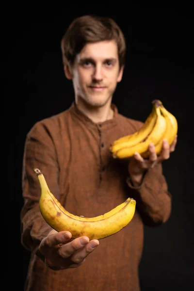 Молодий Красивий Високий Тонкий Білий Чоловік Коричневим Волоссям Пропонує Банан — стокове фото
