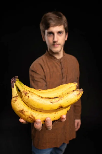 Молодий Гарний Високий Тонкий Білий Чоловік Коричневим Волоссям Пропонує Банани — стокове фото