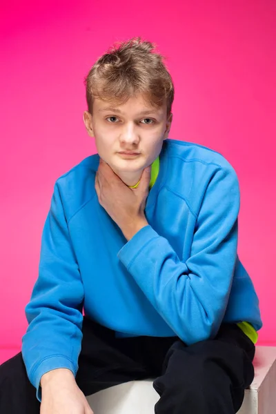 Young European Boy White Skin Isolated Pink Blue Hoody Touching — Fotografia de Stock