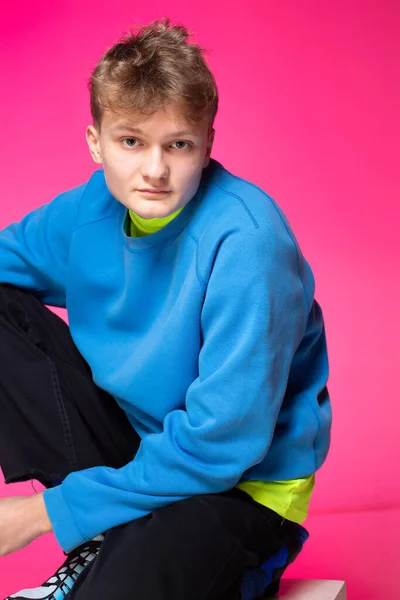 Νεαρό Ευρωπαϊκό Αγόρι Λευκό Δέρμα Απομονωμένο Ροζ Χρώμα Ξανθά Μαλλιά — Φωτογραφία Αρχείου