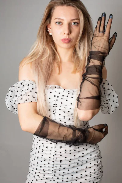 Ung Kvinna Med Blont Hår Och Vit Hud Isolerad Mörkgrå — Stockfoto