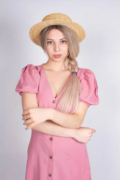 Mujer Pelo Rubio Piel Blanca Aislada Sobre Gris Vestido Rosa —  Fotos de Stock