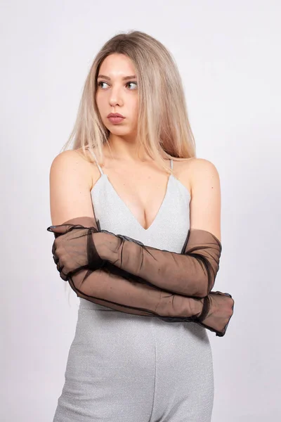 Zittende Jonge Europese Vrouw Met Witte Huid Geïsoleerd Grijs Grijze — Stockfoto