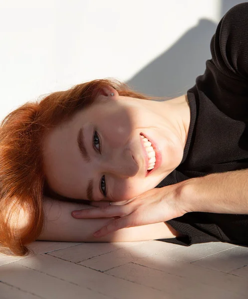 Uśmiechnięta Młoda Europejka Białą Skórą Podłodze Portret Czerwonymi Włosami — Zdjęcie stockowe
