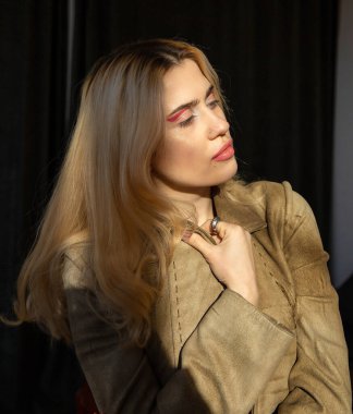 Siyah saçlı, sarışın, beyaz bir kadın.