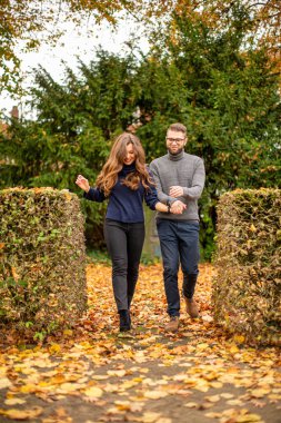 Mutlu genç Avrupalı evli çift sonbaharda parkta